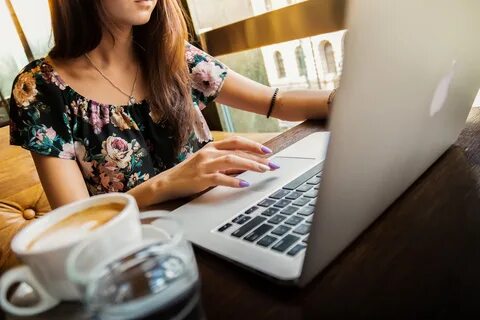 Девушка работает на 3 работах