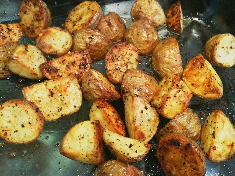 Картофель запеченный дольками. Жареная картошка по селянски. Жареная картошка с кожурой. Поджаренная картошка в духовке. Картофель в панировке в духовке.