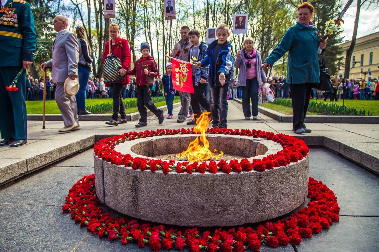 Мемориал огонь вечной славы Великий Новгород. Вечный огонь Великий Новгород. Великий Новгород мемориальный комплекс «вечный огонь славы». Вечный огонь Великий Новгород пламя. 9 мая улица победы