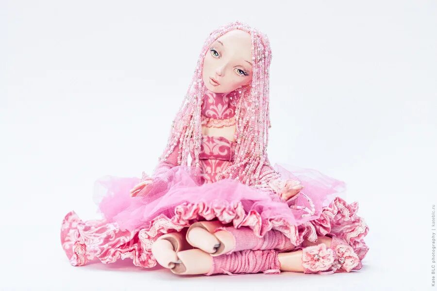 Розовая куколка. Розовая кукла. Шарнирная кукла розовая. Кукла с розовыми волосами. Куклы шарнирные коллекционные.
