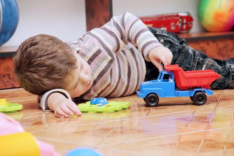 Ребенок играющий с машинкой. Мальчик играющий в машинки. Машинки для мальчиков. Машинки для мальчиков маленькие.