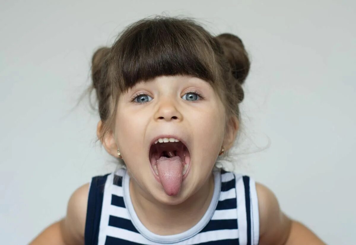Девочка с языком. Дівчинка mouth. Детский открытый рот с высунутым языком. Маленька дівчинка tongue out. Little throat