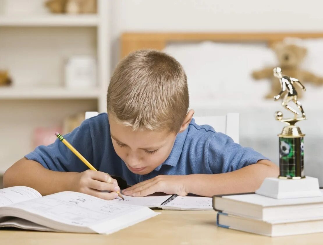 ребенок учит уроки. домашняя работа школьников. выполнение домашнего задания. писающий мальчик. стресс школьника.