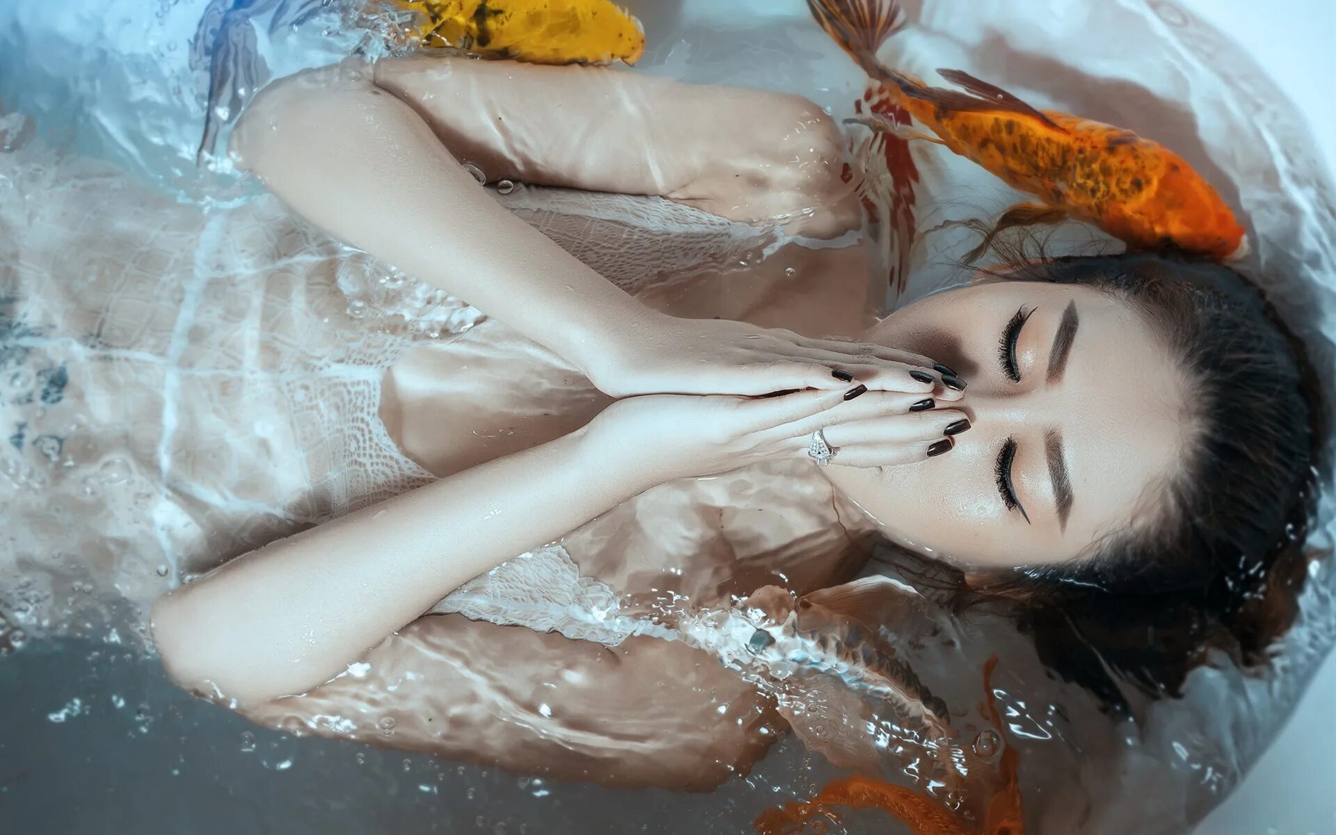 Сон купаться в воде в ванной. Девушка под водой в ванне. Мужчина моется в ванне. Фотосессия в ванне. Фотосессия в ванной с водой.
