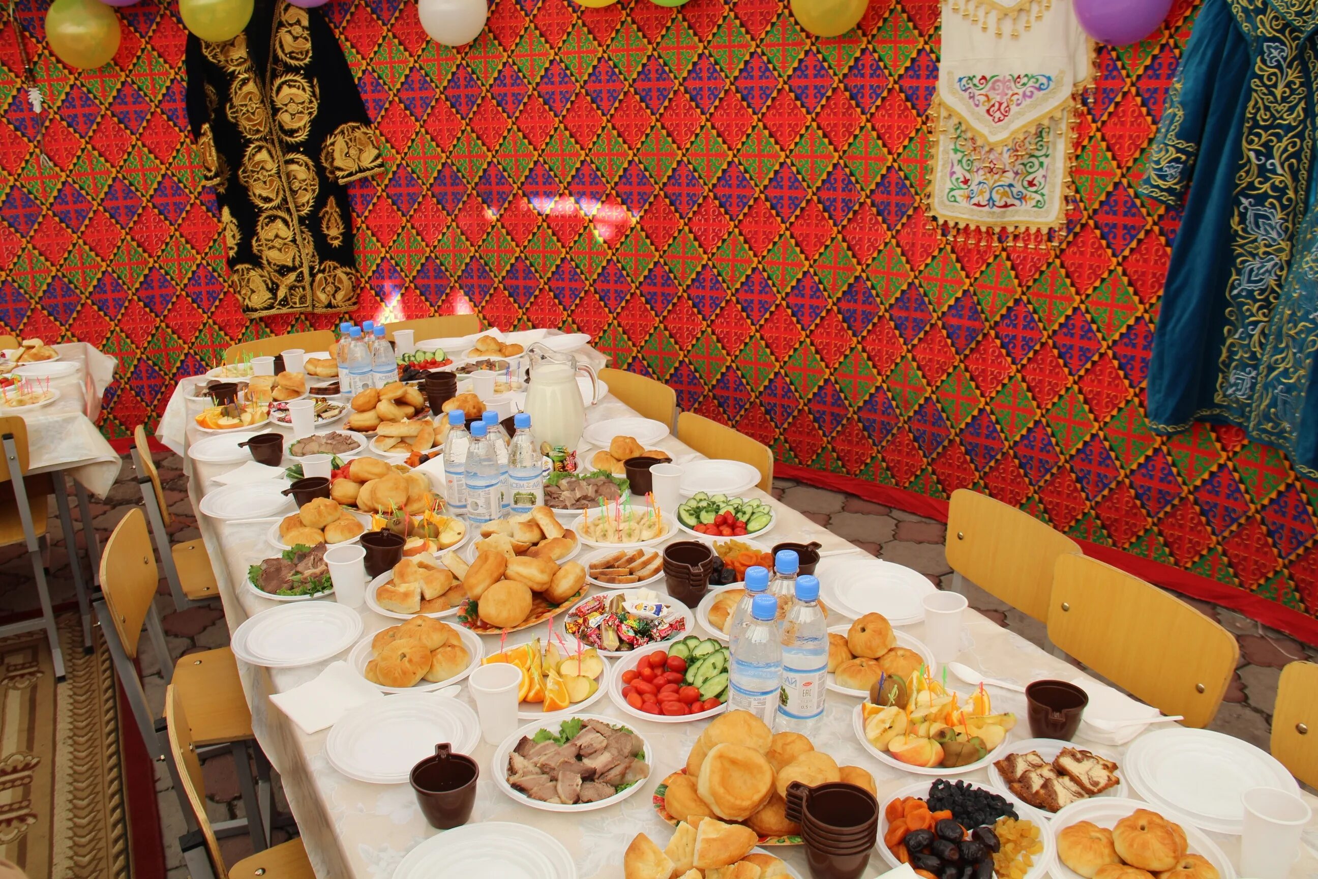 Какие блюда на наурыз. Казахская кухня дастархан. Наурыз Казахстан дастархан. Праздничный дастархан. Национальные блюда на Наурыз.