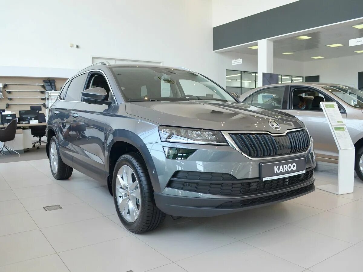 Шкода карок серая. Шкода карок1,6. 4 amt. Skoda karoq от 2020 года на белом фоне. Турбина skoda karoq.