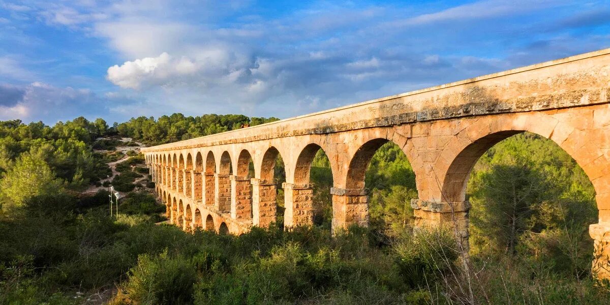 Римский водопровод. Акведук Таррагона. Акведук чертов мост Испания. Акведук в Риме. Римский акведук в Таррагоне.