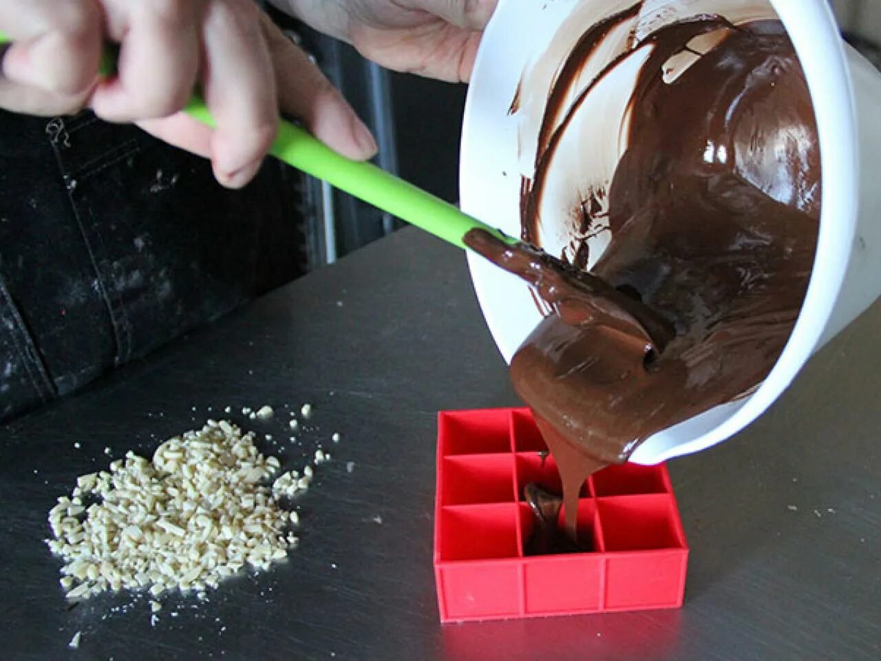 Шоколад заливают в форму. Во что заливать шоколад. Горячий шоколад на ложке. Шоколад на ложке.