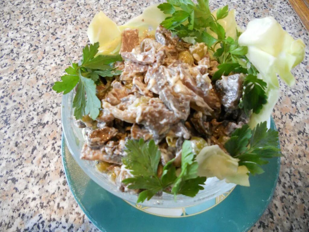 Рецепт вкусного салата из сердца. Салат из сердца свиного. вкусный салат с сердцем свиным. салат с сердцем и грибами. салат из говяжьего сердца.