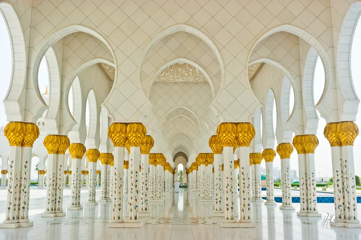 Мечеть шейха зайда абу-даби. Дубай шоссе шейха зайда. Абу даби белая мечеть дресс код. Зал в мечети абу даби с ковром. Мечеть шейха зайда абу-даби.
