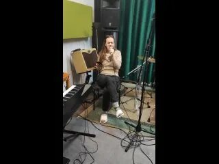 Песня чилита поет