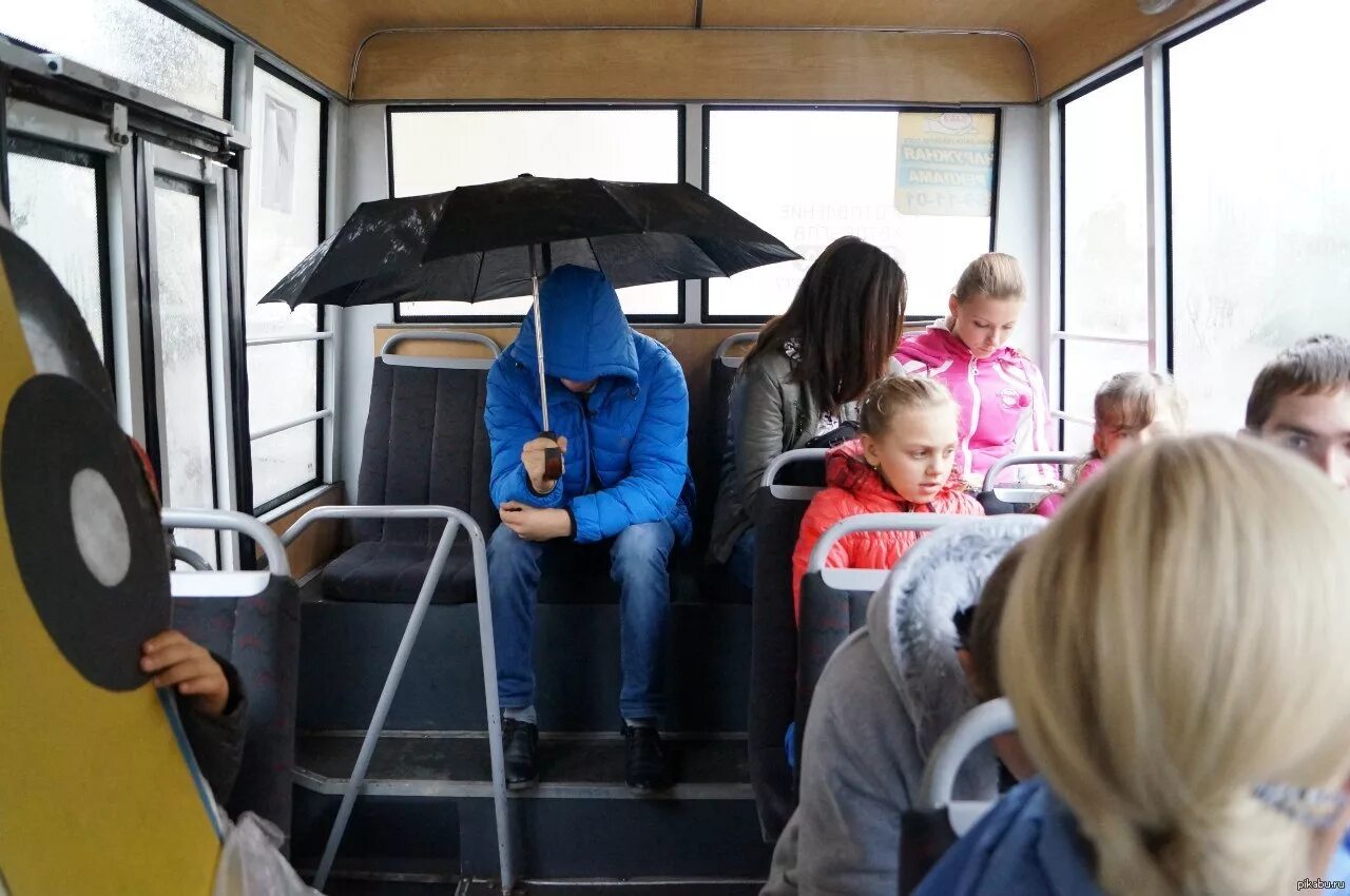 Люди в автобусе. Автобус. Пассажиры общественного транспорта. Люди в маршрутке.