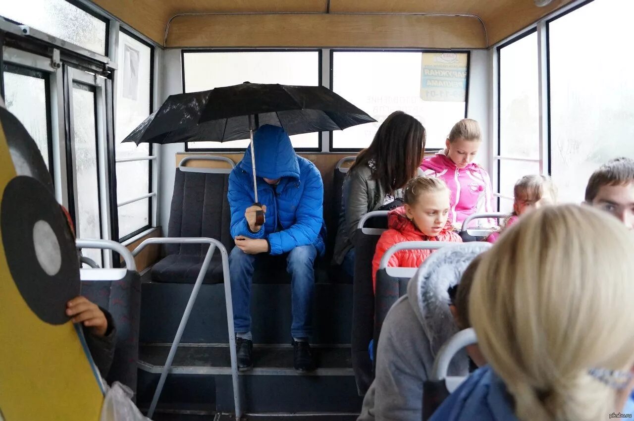 Люди в автобусе. Автобус. Пассажиры общественного транспорта. Люди в маршрутке. В автобусе можно разместить