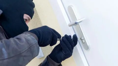 Группе ребят предложили проникнуть в квартиру