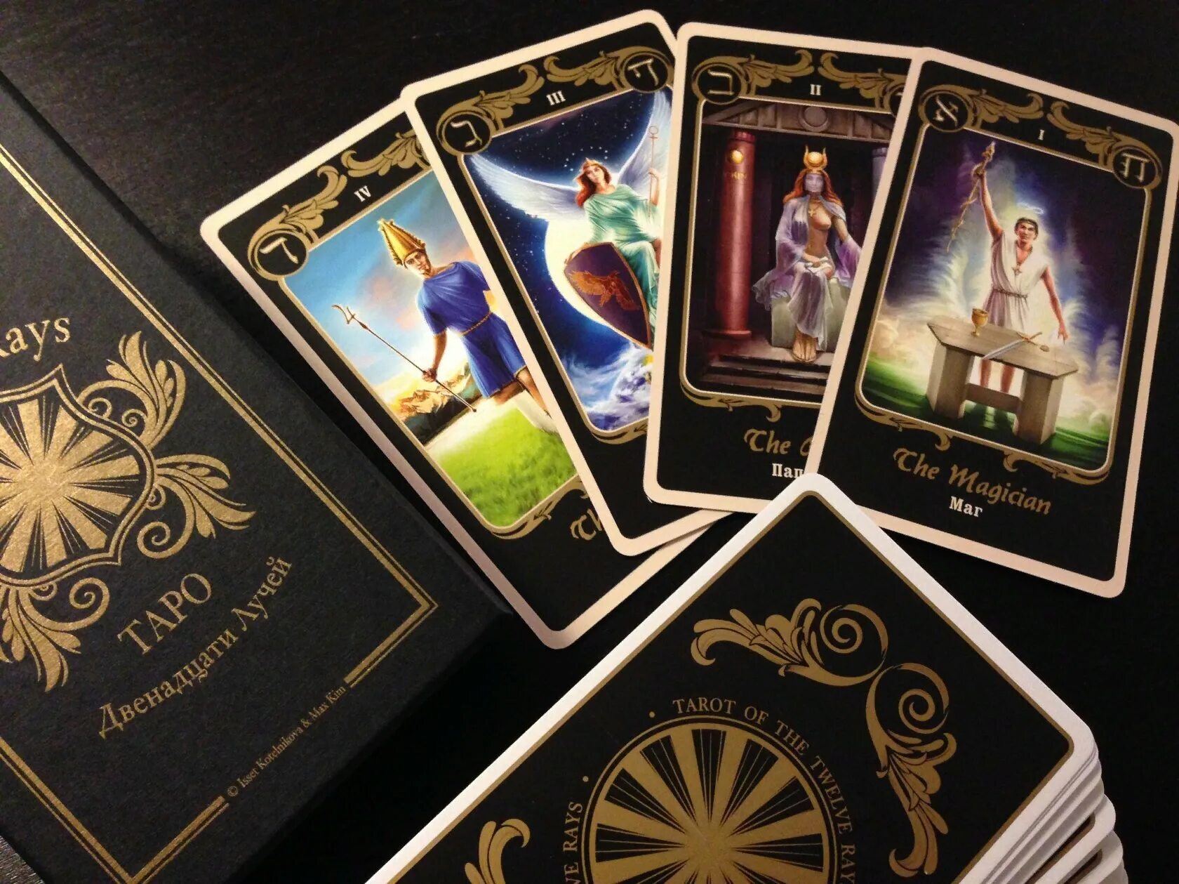 Изучение таро. Гадальные карты таро «карты веды саморазвитие». Колоды таро мистериум. Красивые колоды таро. Разбросанные карты таро.