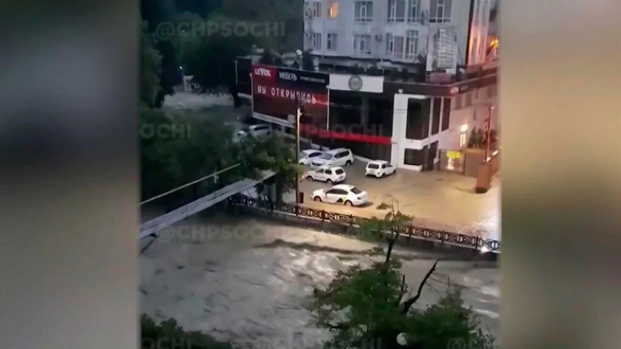 Ливень в сочи видео. Потоп в лазаревском 2025. потоп в сочи. моремолл сочи затопило. ливень в сочи.