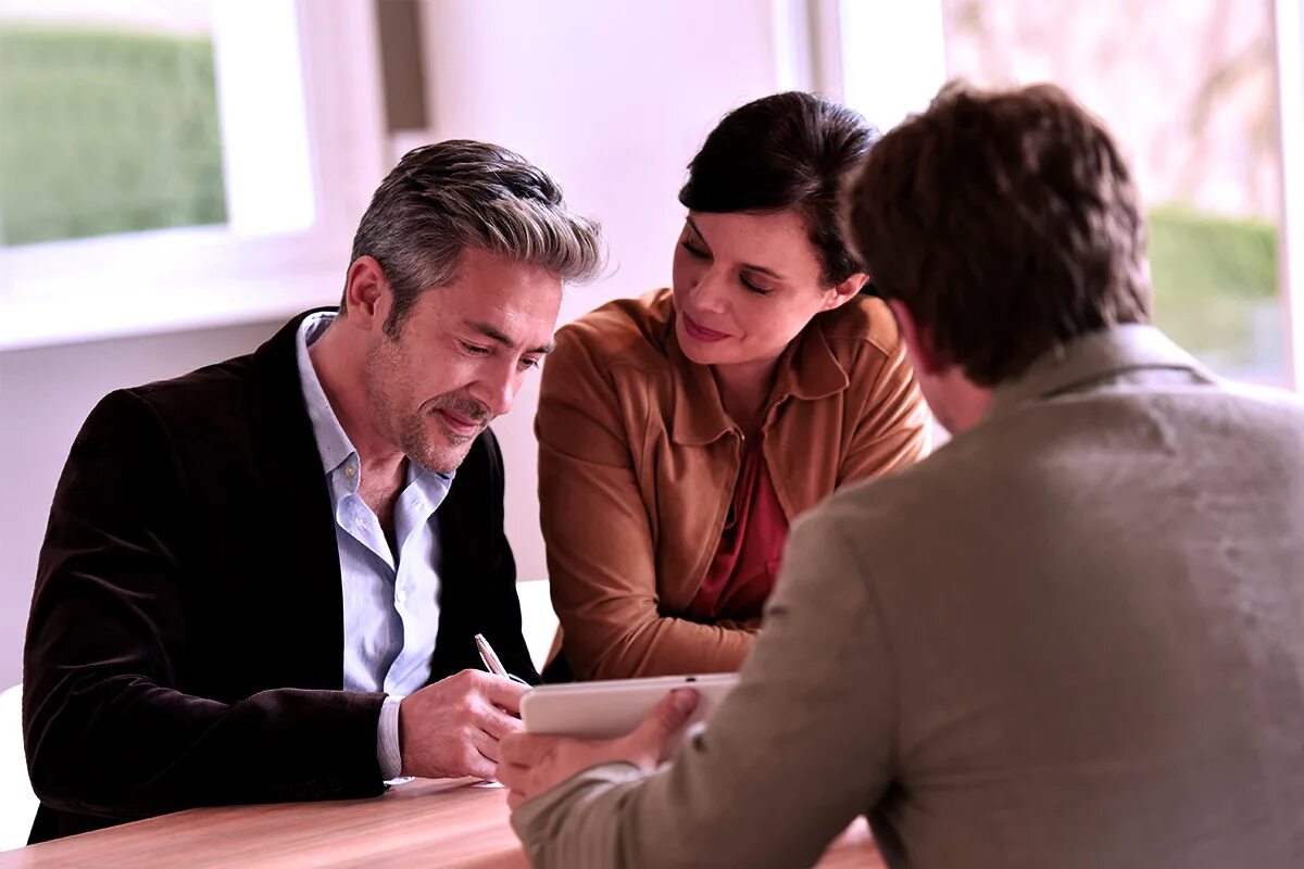 Группа людей. Окружение друзей. 5 человек. Креативная молодежь. Группа людей.