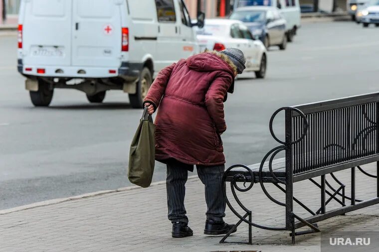 Бабушка не справится. Бабка в магазине. Бабка в магазине кукареку. Бабка инвалид. Бабка в магазине Мем.