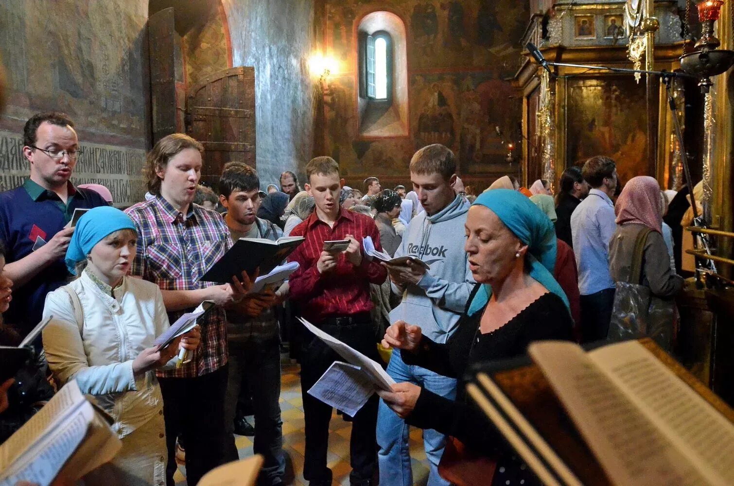 Православный церковный хор. Хор на клиросе в храме. Регент церковного хора хора. Певчие на клиросе в Троицком храме г Лосино Петровский. Клирос в храме Андроникова монастыря.