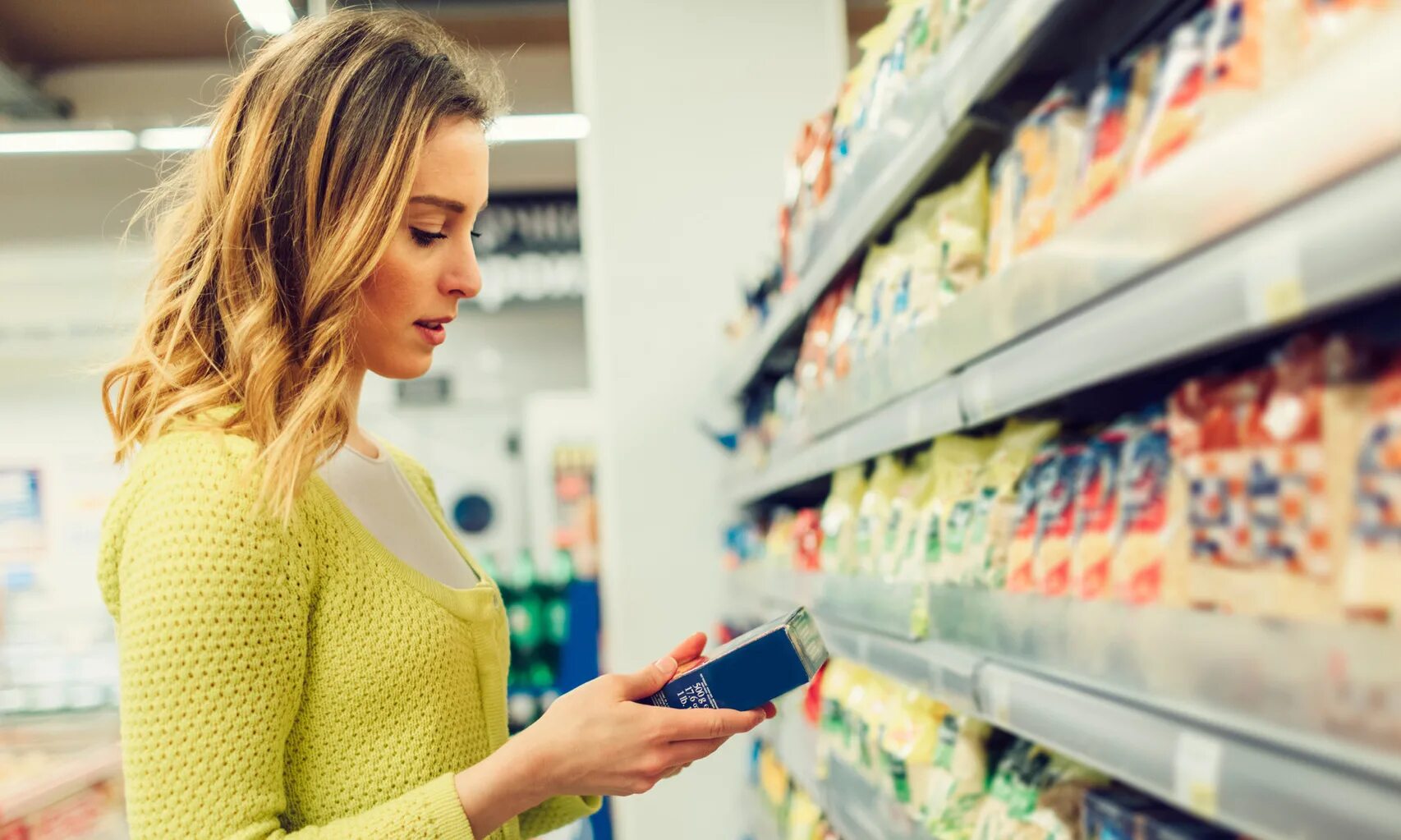 Книжные стеллажи в библиотеке. Покупатель в супермаркете. Продавец орехи. Красивая девушка в супермаркете. Полочка для девушки.