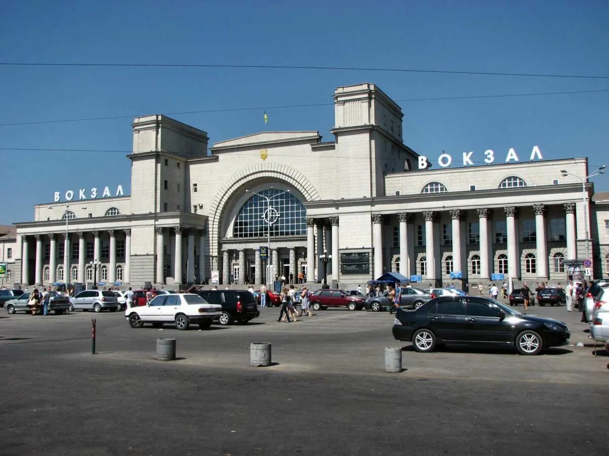 Вокзал днепропетровск. Ж Д вокзал Днепропетровск. Днепропетровск Южный вокзал. Железнодорожный вокзал Днепропетровск-Южный. Вокзал Днепропетровска Душкин.