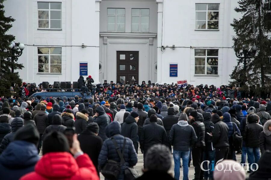 Список погибших кемерово зимняя. Митинги в Кемерово 2018 зимняя вишня. Зимняя вишня Кемерово тела. Кемерово зимняя вишня пожар митинг. Зимняя вишня тела погибших в Кемерово.