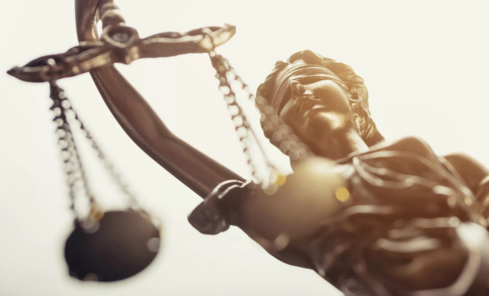 свобода фото. человек в наручниках. человек в оковах. кандалы на руках. человек в цепях.