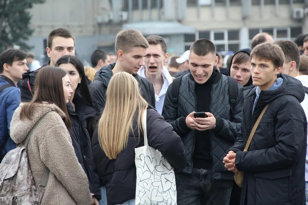 Нов саратова сегодня. Молодежь Саратова. Украшения на митинге патриотический. Митинг в Саратове. Позитивная молодежь Саратов.