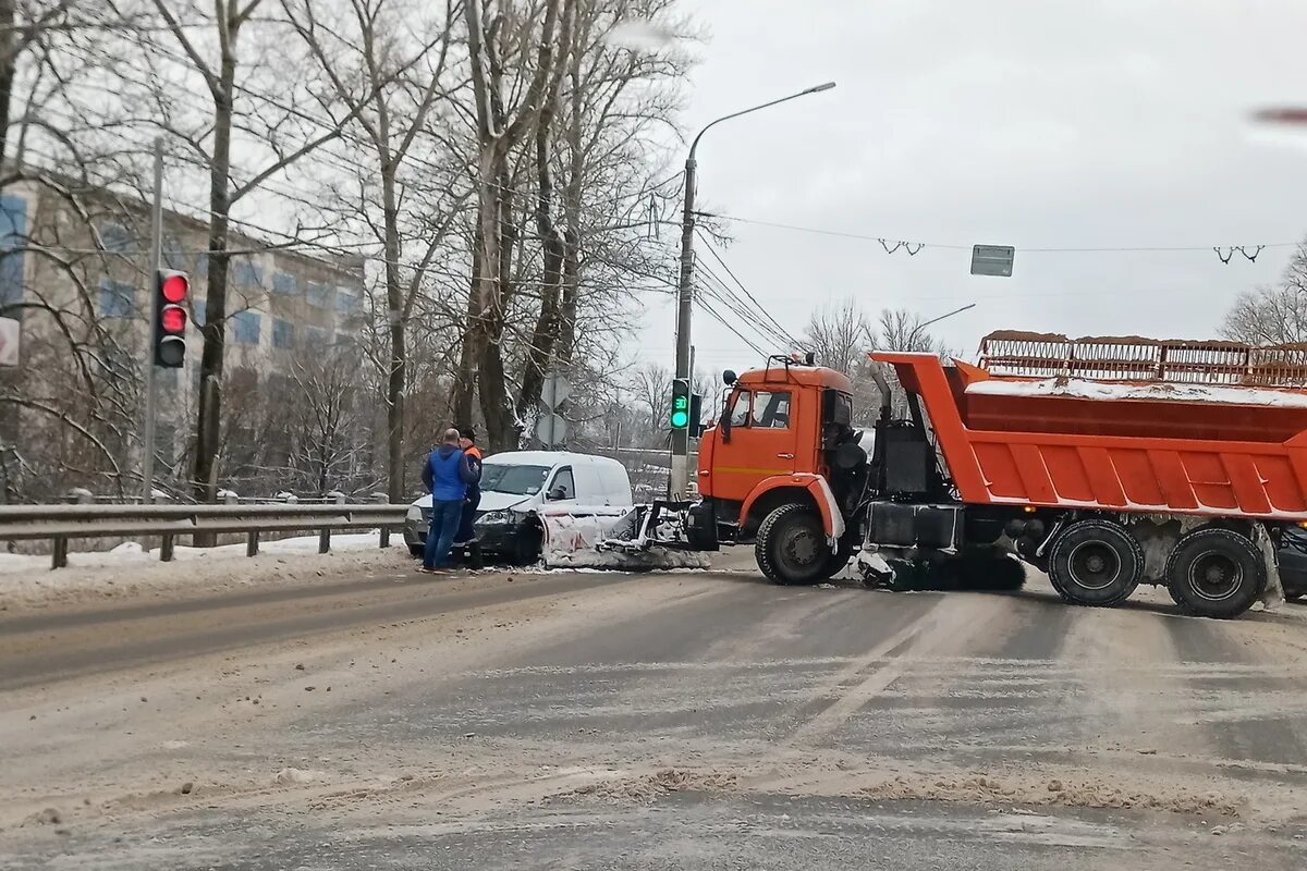 Аварии со снегоуборочной машиной. На священника наехала снегоуборочная машина Челябинск. Водитель школа врезался в снегоуборочную машину.