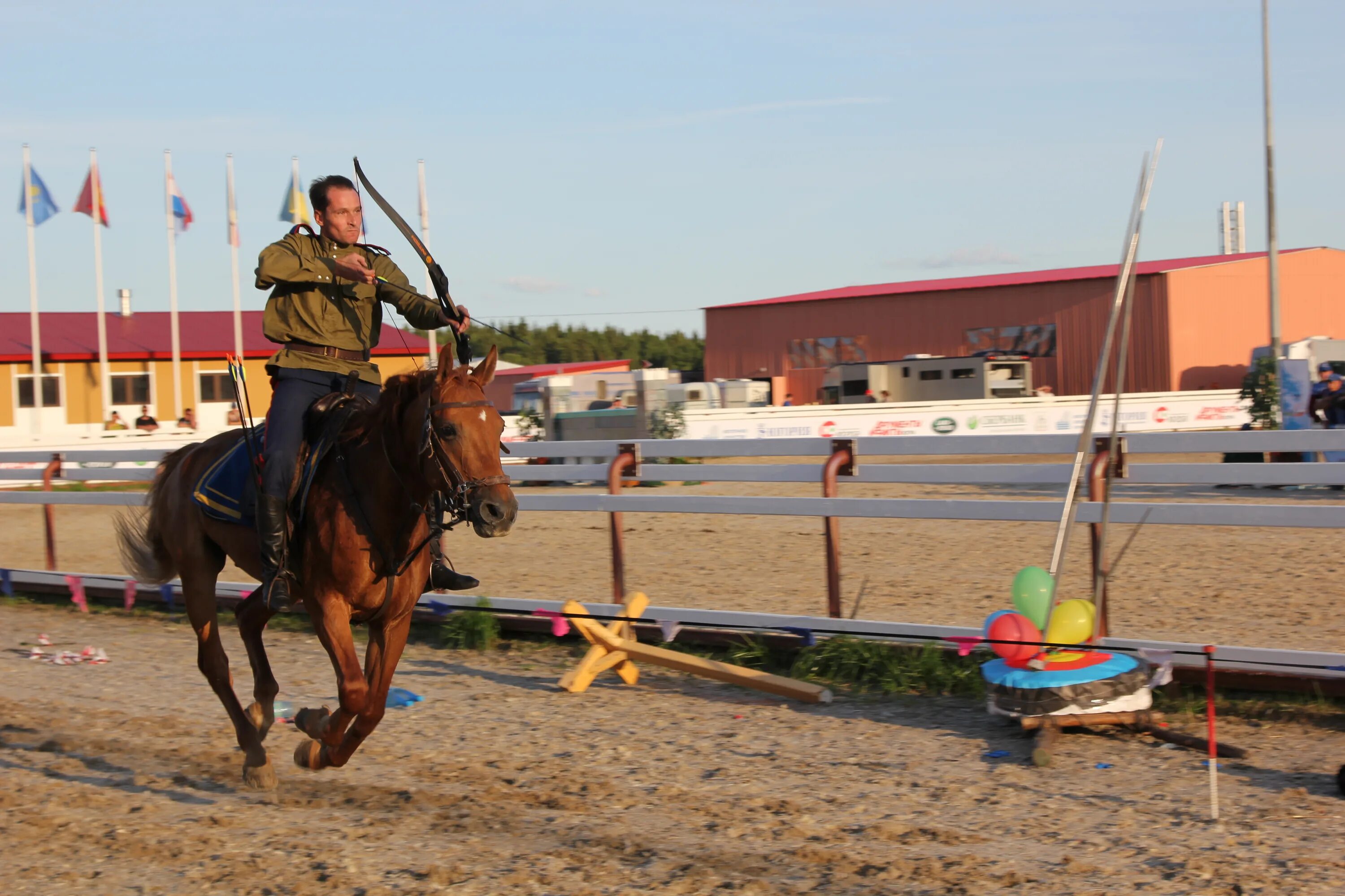 Киев парк киевская русь фестиваль. Мужественные всадники аттракцион. Кентавр фестиваль. Конный каскадер. Конные каскадеры.