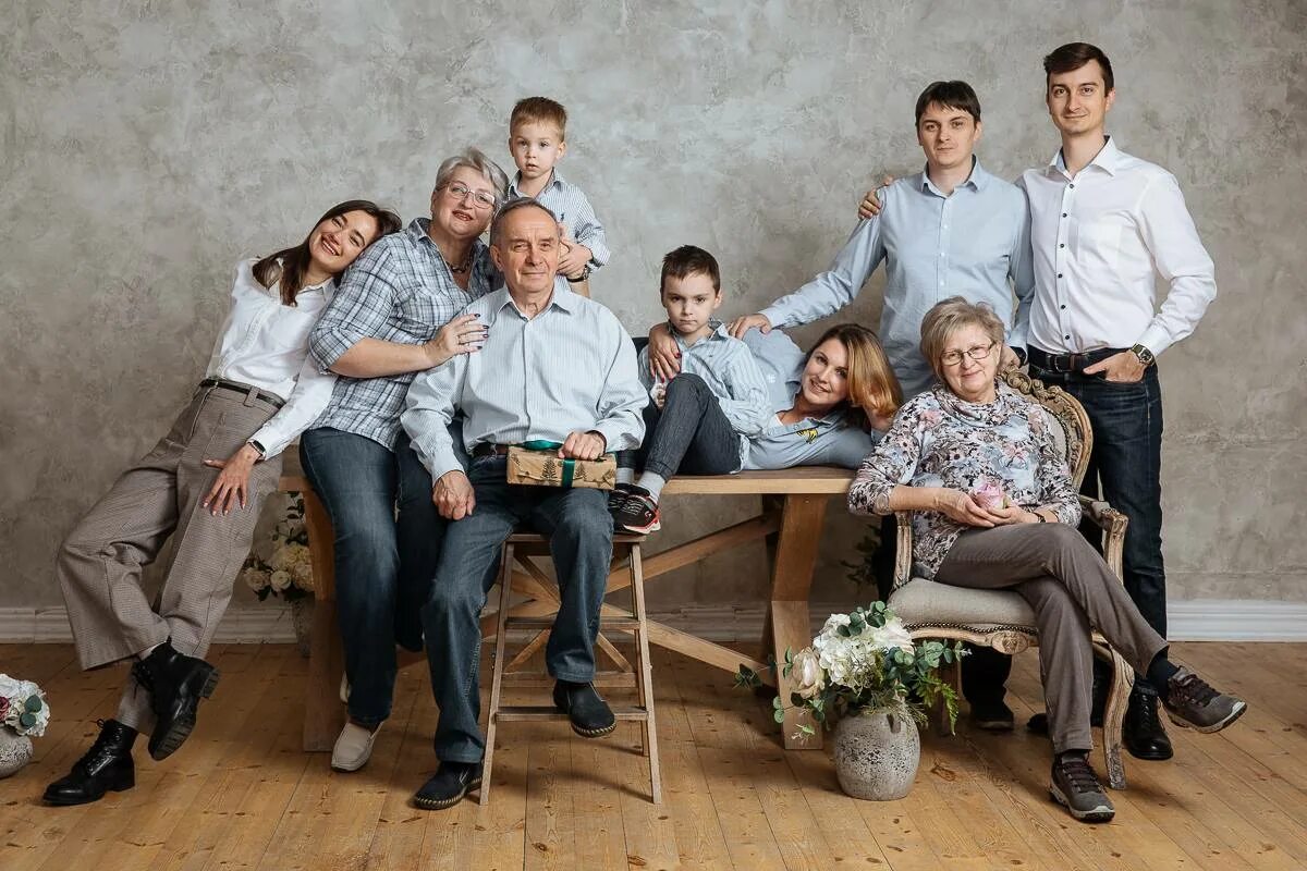 Примеры семей россии. Семейная фотосессия. Фотосессия большой семьи в студии. Семейная фотосессия большой семьи. Портрет большой семьи.