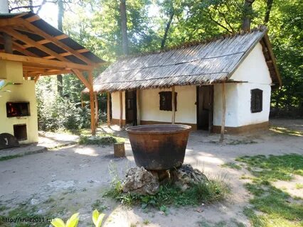 Из каких материалов преимущественно возводились жилища адыгов