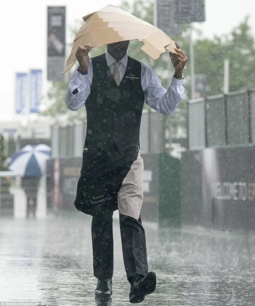 During rain. Soaked Rain. Soaked in Rain. Мужчина в костюме и женщина в дождь спиной. Who invented the Raincoat ?.