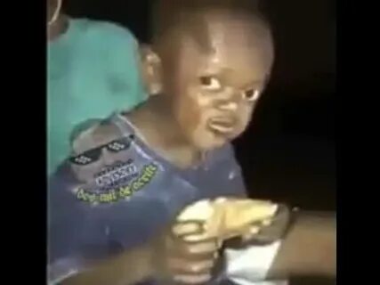 Черный мальчик ест