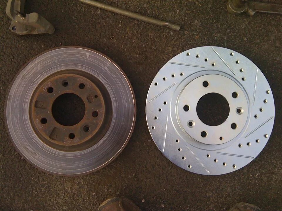 Обычный диск. Тормозные диски peugeot 406 перфорированные. тормозные диски brembo с перфорацией мазда 3 бк. перфорированные тормозные диски мазда 3 бк. тормозные диски брембо мазда 3 бк 2.0.