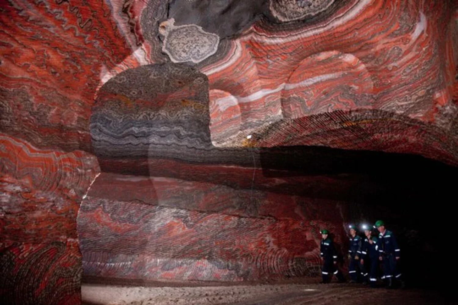 Калийная соль верхнекамское месторождение. Соляная шахта соликамск. Сильвинит шахты. Шахта сильвинит в соликамске. Калийная шахта еврохим.