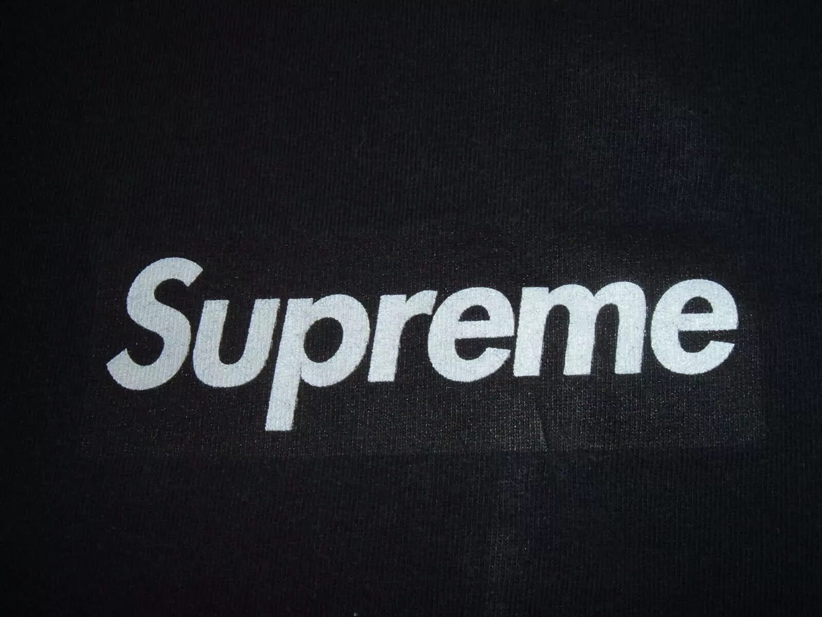 Супрем это. Суприм. Supreme на черном фоне. Supreme логотип. Supreme черный.