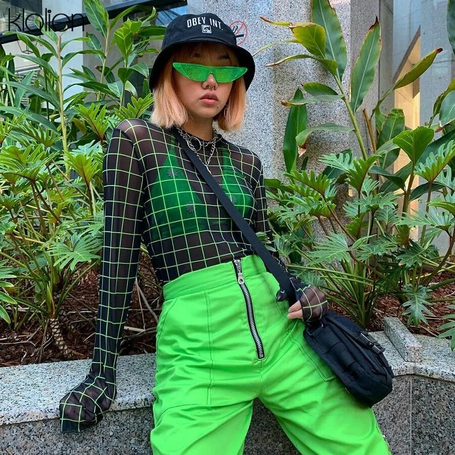 Девушка в зеленом платье. Зеленый костюм женский. Стильные платья зеленые. Зеленый костюм женский. Зеленый с черным в одежде.