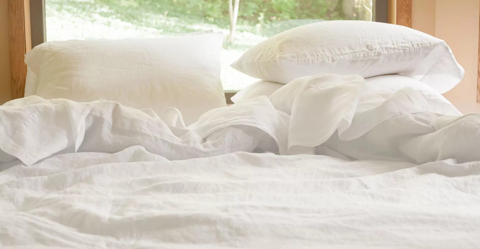 Стираете ли новое постельное белье. Чистая постель. Чистое постельное белье. Гигиена постельного белья. Простынь на кровати.