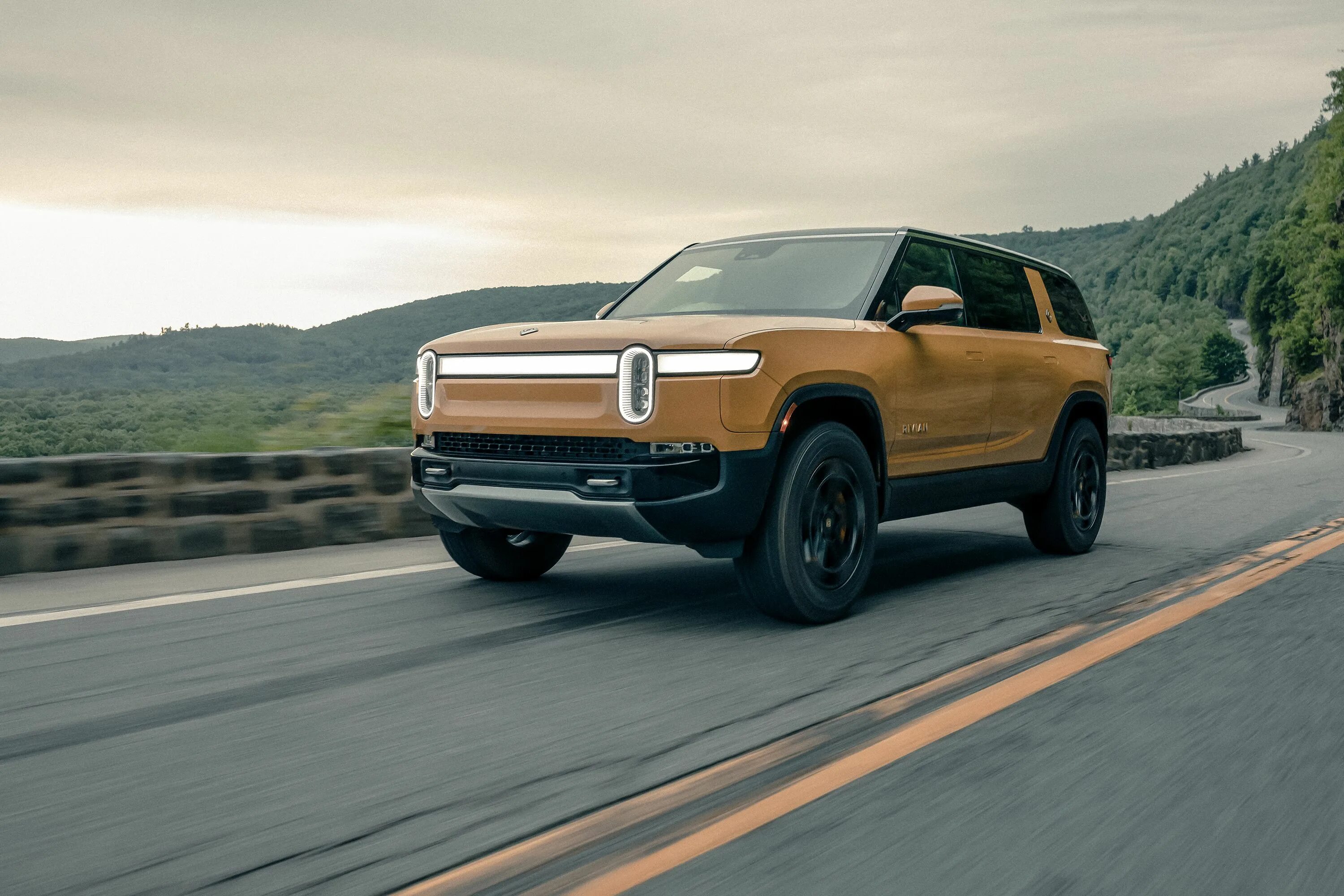 Rivian r3. Rivian r1s. rivian r1s 2025. rivian r1s 2025. rivian r1s внедорожник.