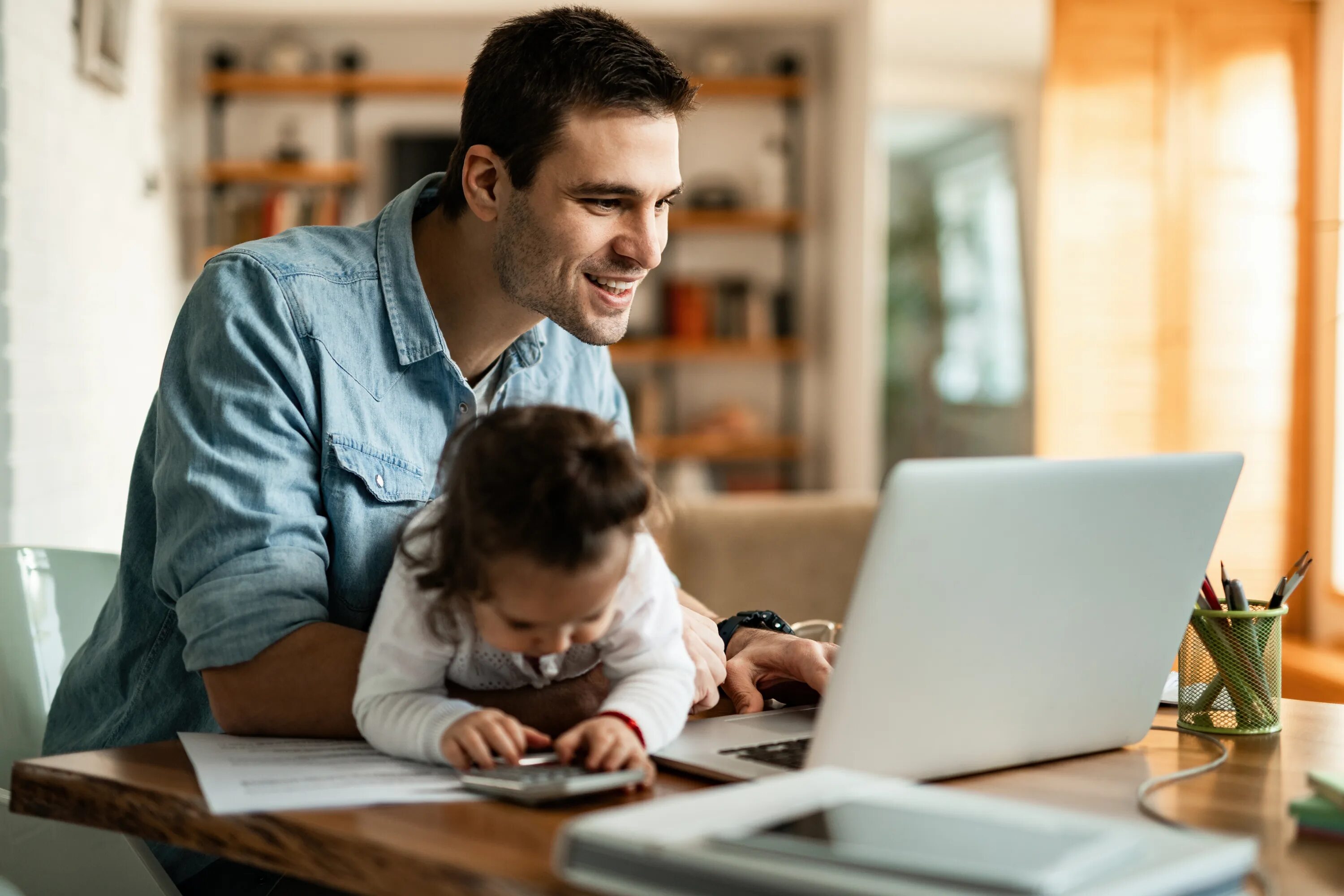 Начинающие предприниматели. Working father. Папа читает книжку дочери. Папа читает картина. Папа на работе на английском