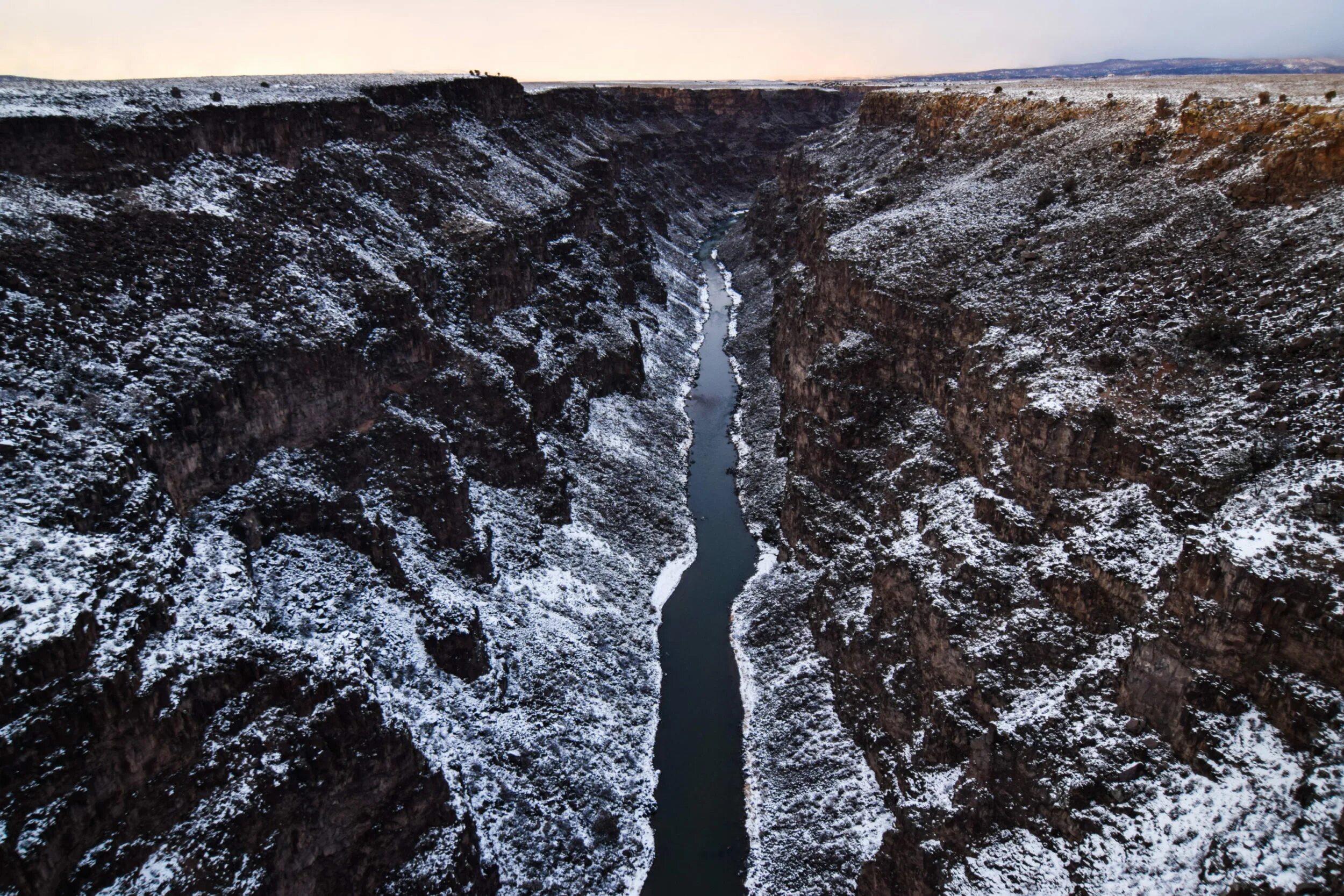 Рио гранде бассейн какого океана. Рифт Рио Гранде. Rio grande gorge Bridge. Рио-Гранде Исток и Устье. Зима в Рио Гранде.