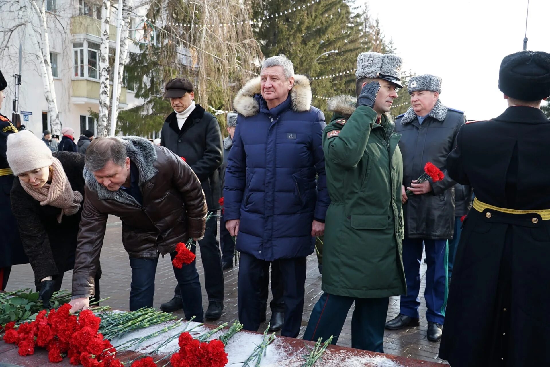 Возложение цветов. 23 Февраля в Кургане возложение. Вечный огонь Курган.