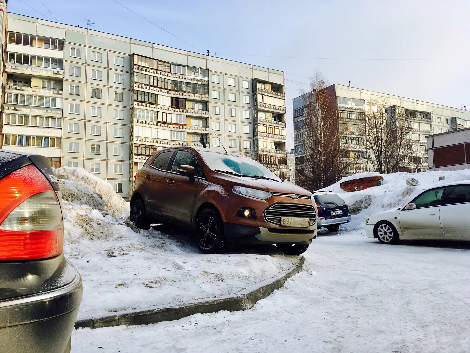 Примыкающий припаркованные. Парковка зимой. Стоянка автомобилей зимой. Машины на парковке зимой. Припаркованные машины зимой.