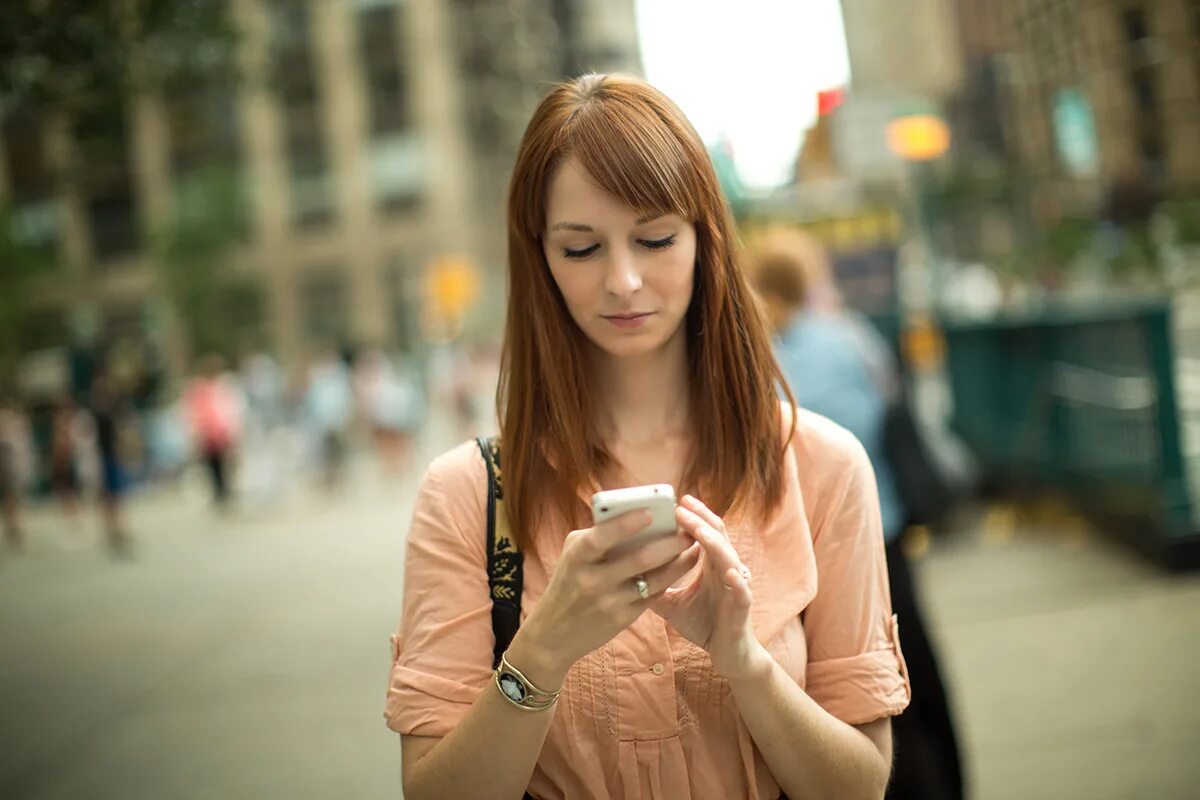 Девушка с планшетом. Девушка пьет кофе на улице. Девушка с телефоном на улице. Девушка с телефоном на улице. Девушка с телефоном на улице.