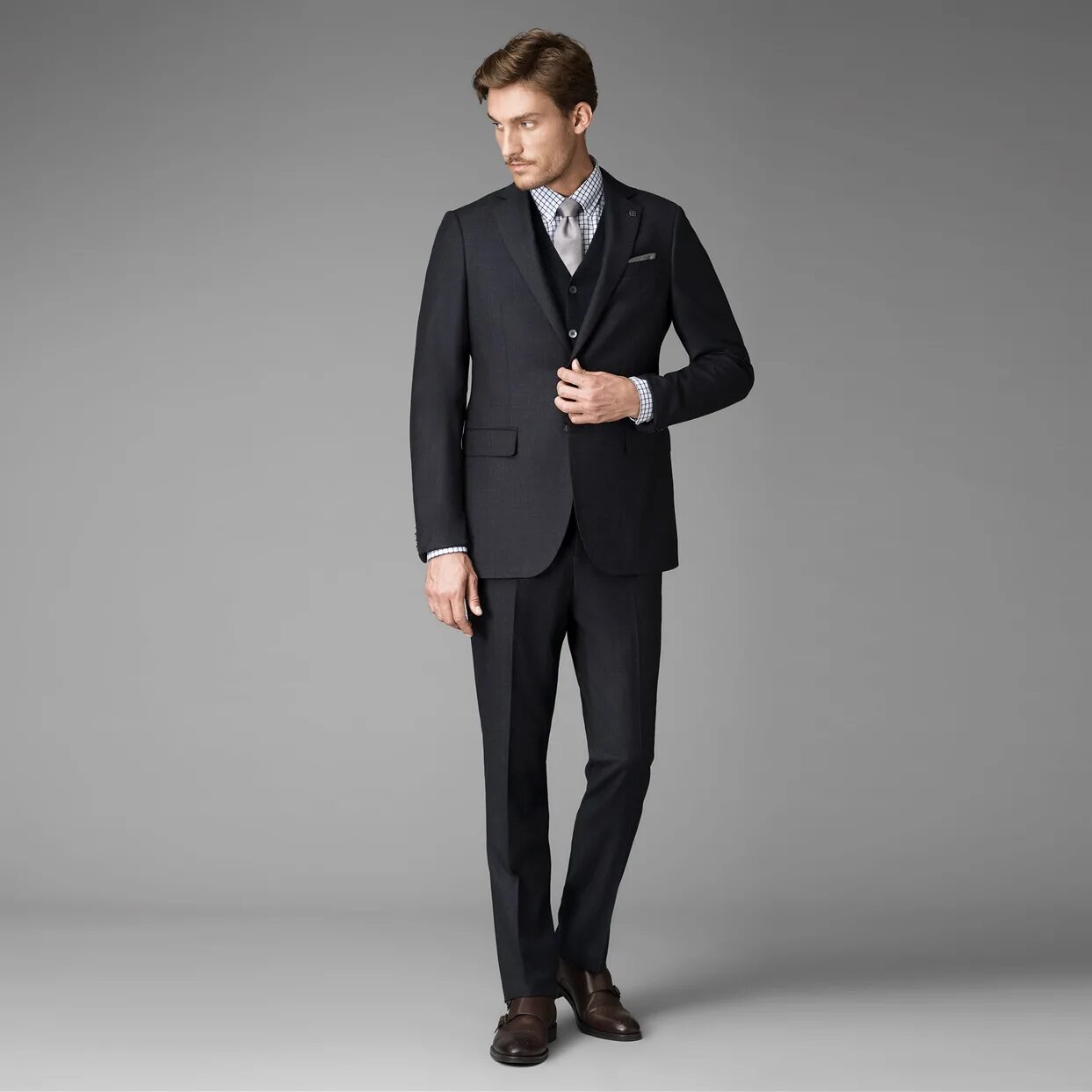 Henderson синий костюм 2022. Костюм мужской классический. Черный классический костюм мужской. Черный костюм неклассический.