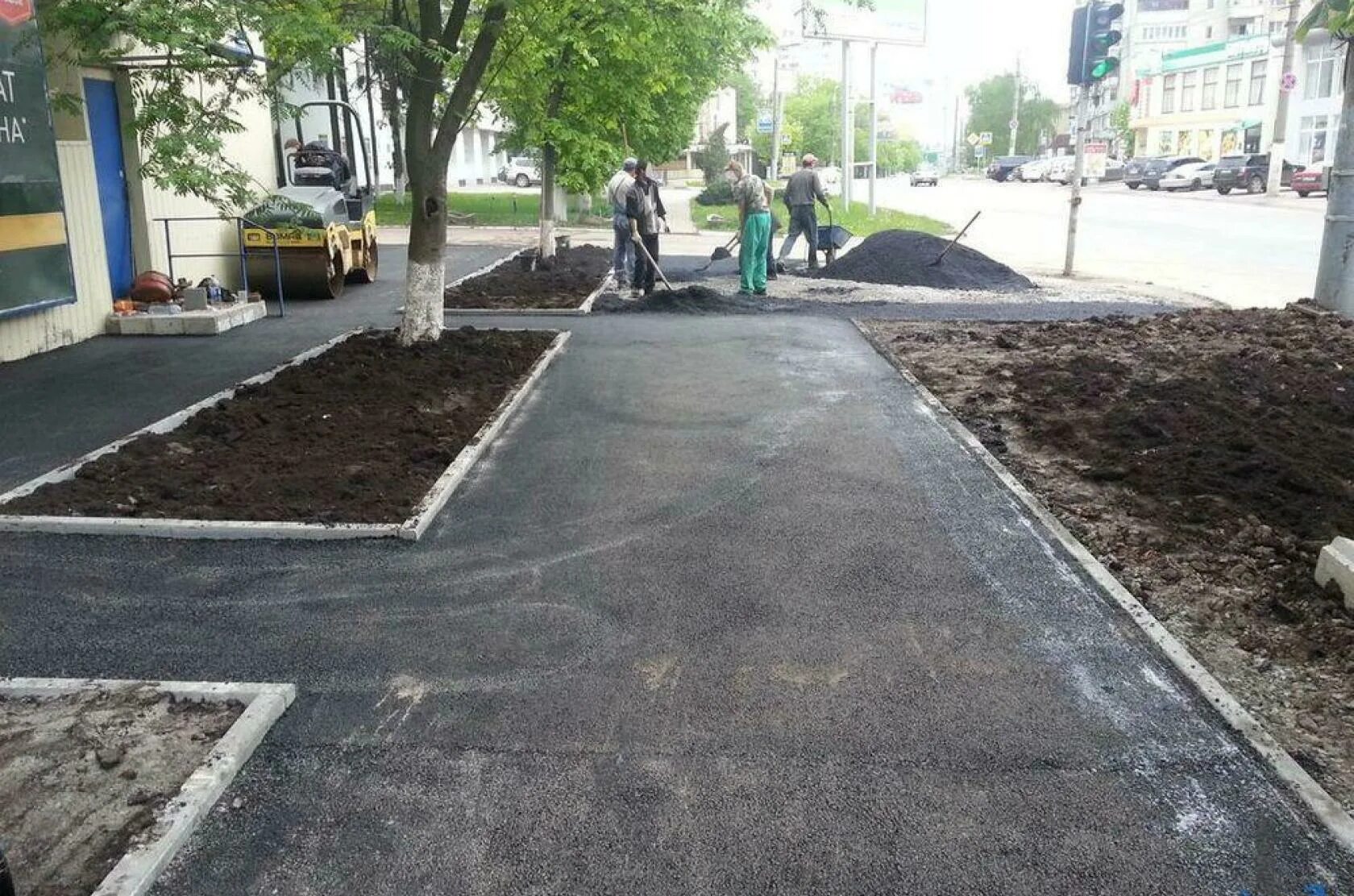 Асфальтирование тротуаров москва. Асфальтовая пешеходная дорожка. Благоустройство тротуаров. Асфальтобетонное покрытие тротуара. Асфальт во дворе с бордюрами.