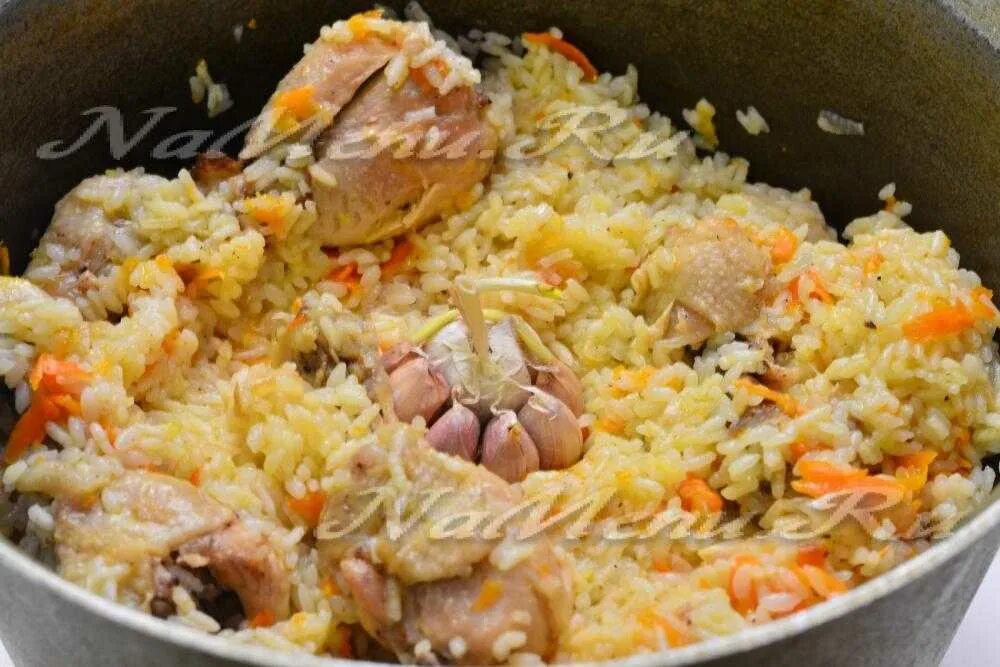 Вкусный плов из курицы в казане. Плов в казане из курицы в казане. плов с курицей в казане. плов с курицей в казане на плите. плов с домашней курицей в казане.