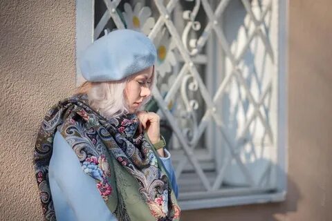 Накинут бабушки платки