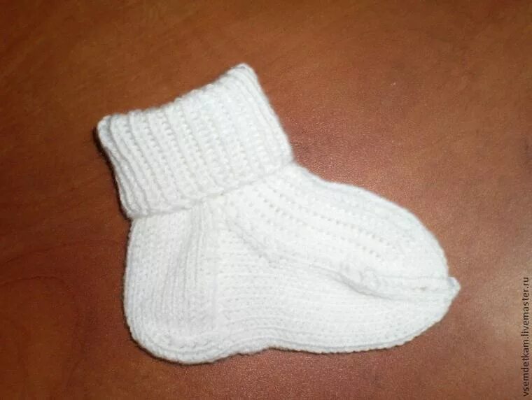 Носочки 6 месяцев. Детские вязаные носочки. Детские носки спицами. Вязаные носки для новорожденных. Вязаные носочки для малышей до года.